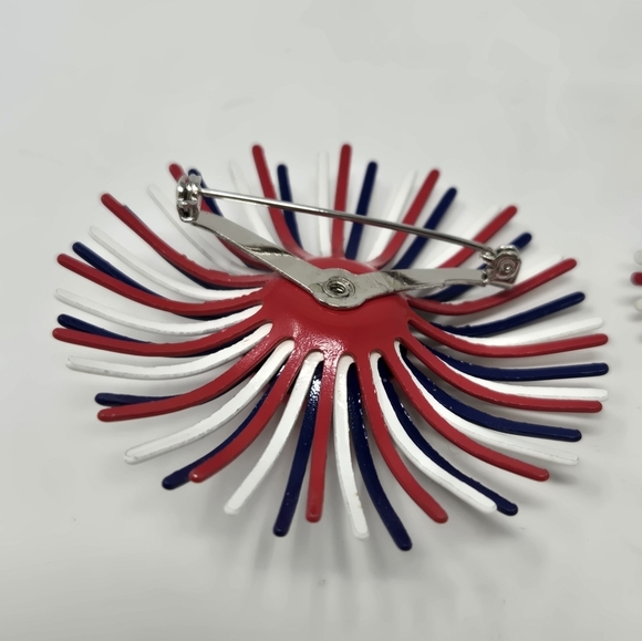 VINTAGE DEMI PARURE RED WHITE & BLUE STARBURST ENAMEL BROOCH CLIP ON EARRINGS - Picture 6 of 13